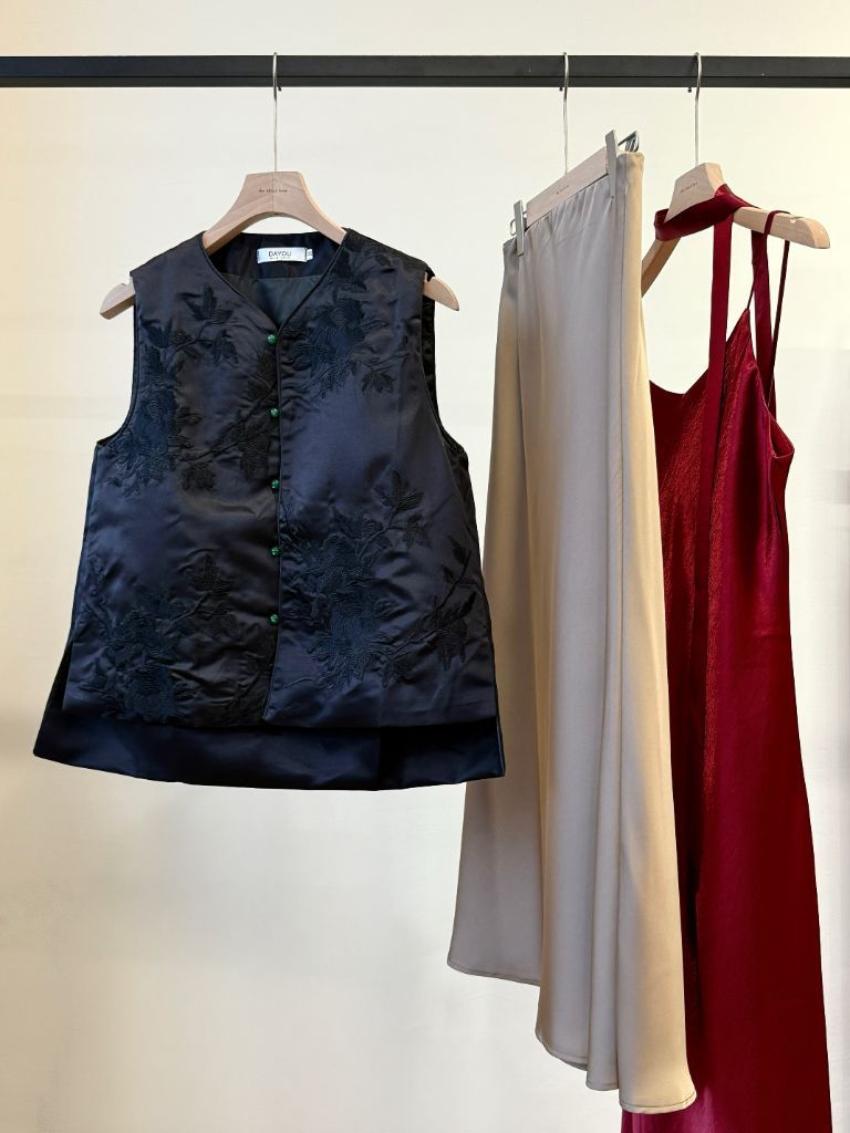 Shuang Le Oriental Vest