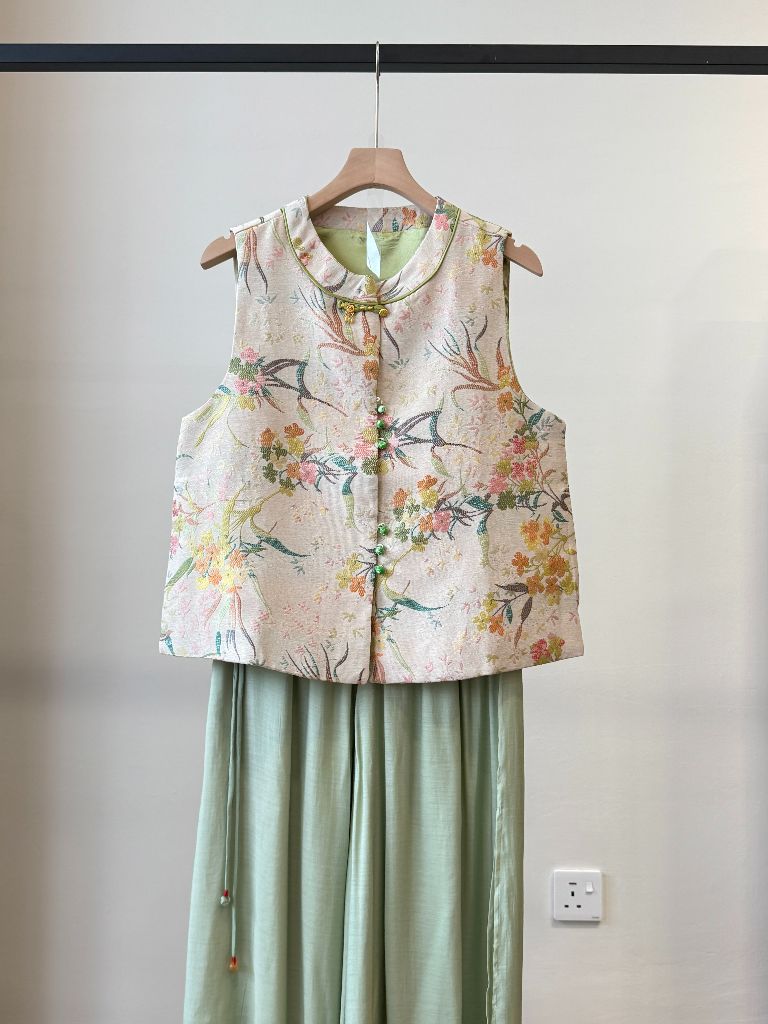 Shuang Qiu Spring Tone Oriental Vest