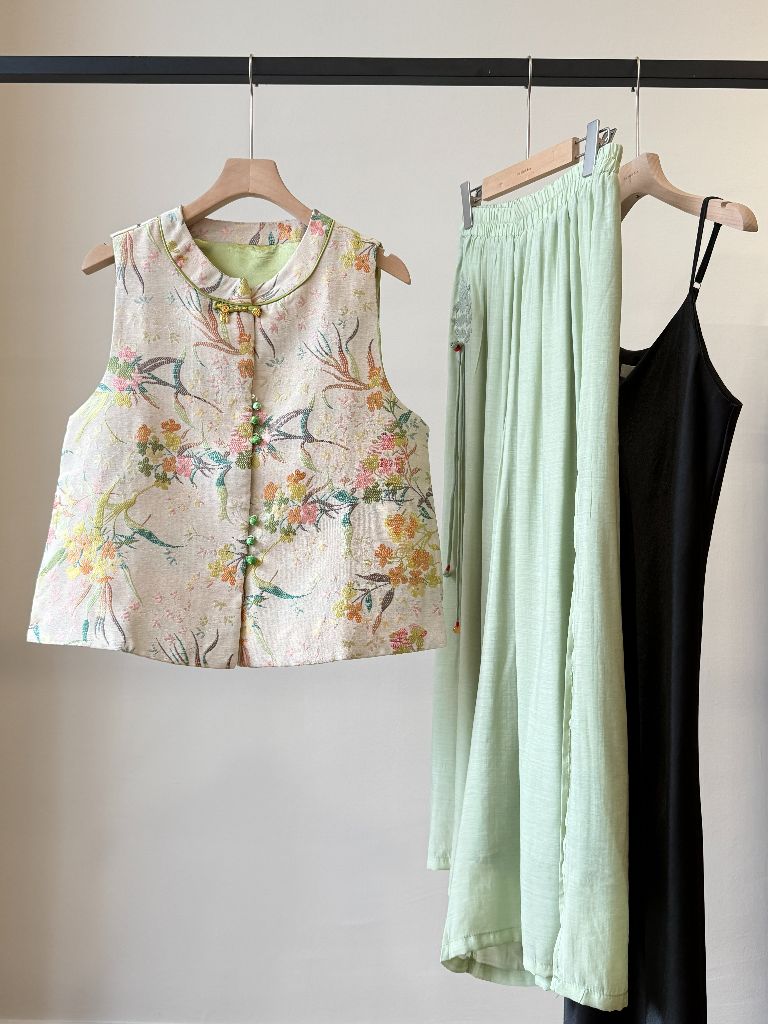 Shuang Qiu Spring Tone Oriental Vest