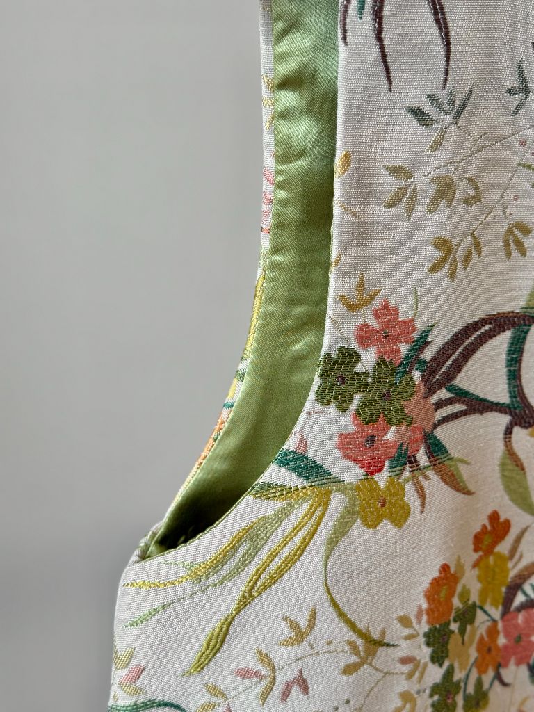 Shuang Qiu Spring Tone Oriental Vest