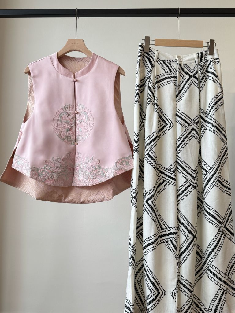 Shuang Qi Two Sided Oriental Vest