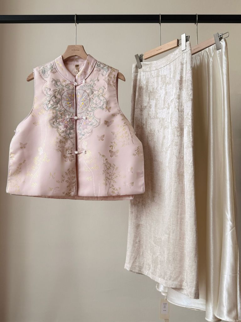 Shuang Er Oriental Vest