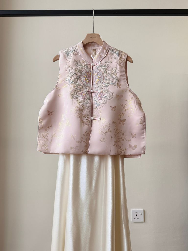 Shuang Er Oriental Vest