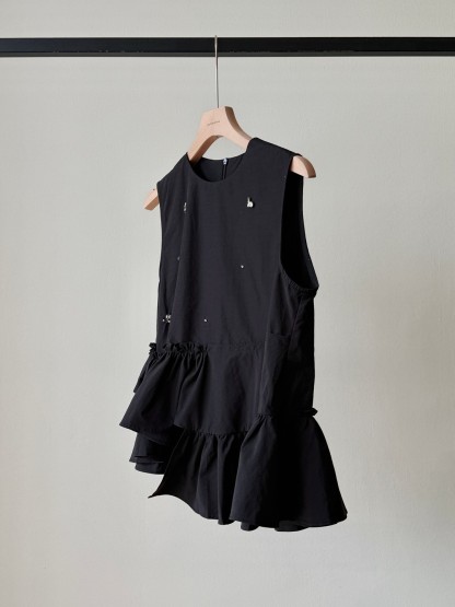 Viktoria Asymmetrical Ruffle Hem Top