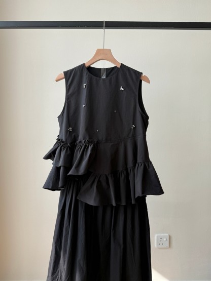 Viktoria Asymmetrical Ruffle Hem Top