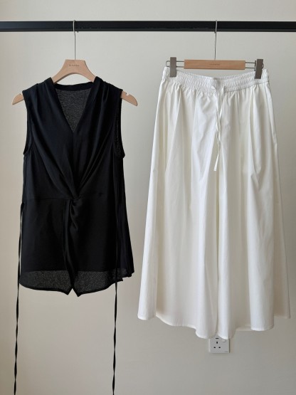 Vyla Twist Front Top