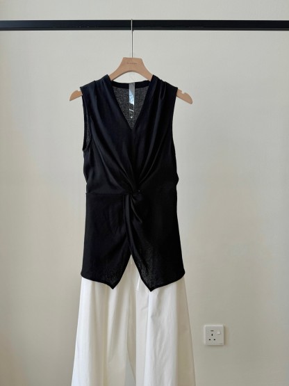 Vyla Twist Front Top