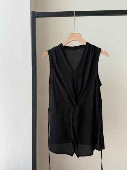 Vyla Twist Front Top