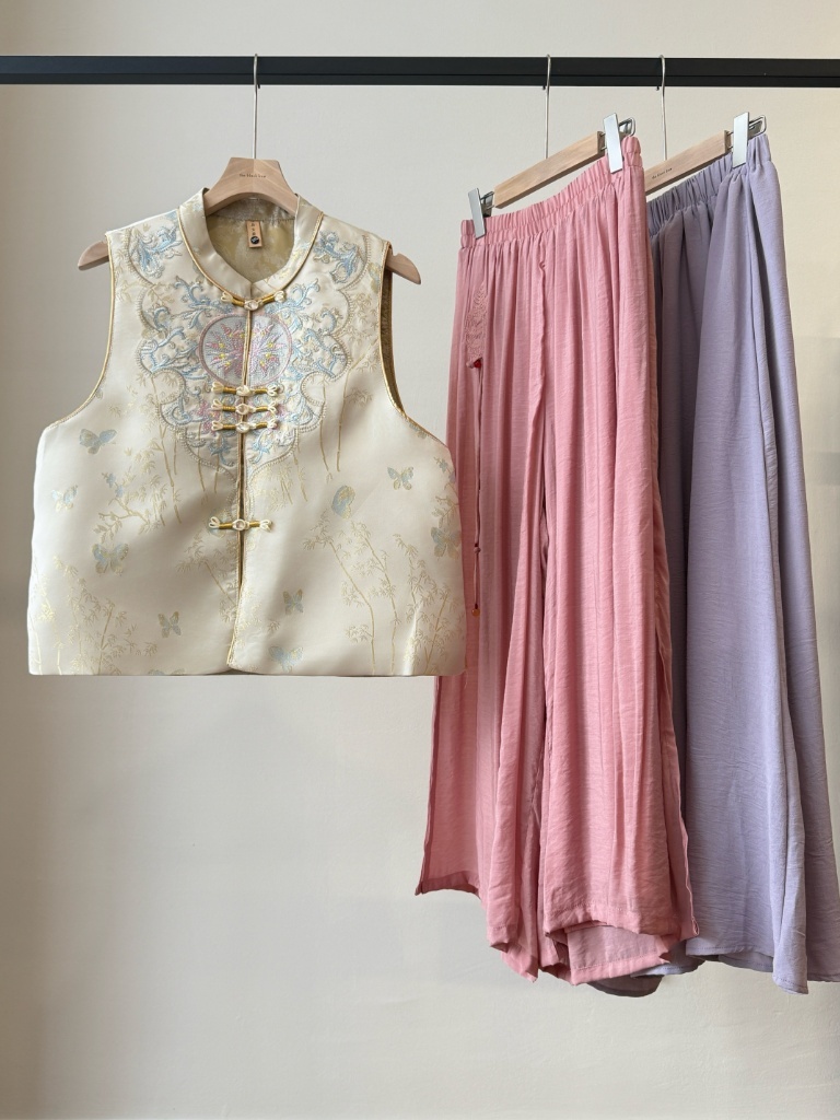 Shuang Er Oriental Vest