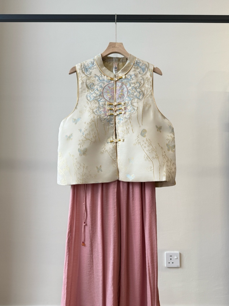 Shuang Er Oriental Vest