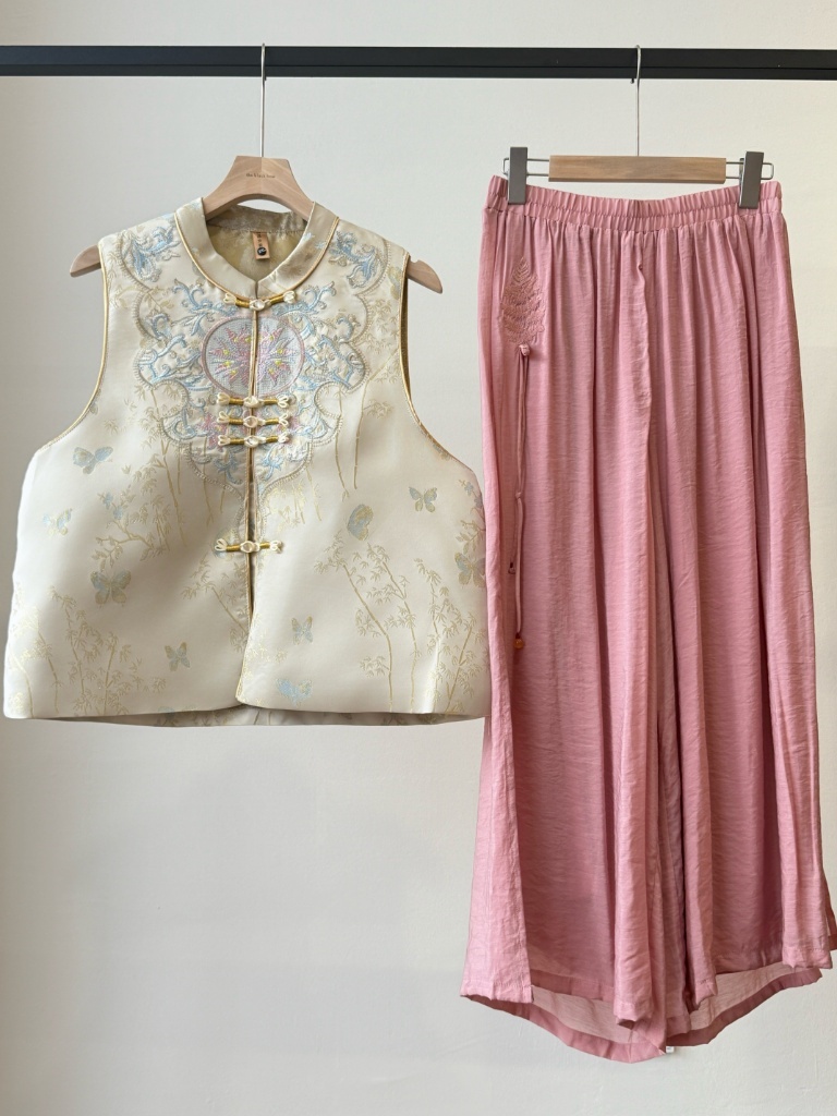 Shuang Er Oriental Vest