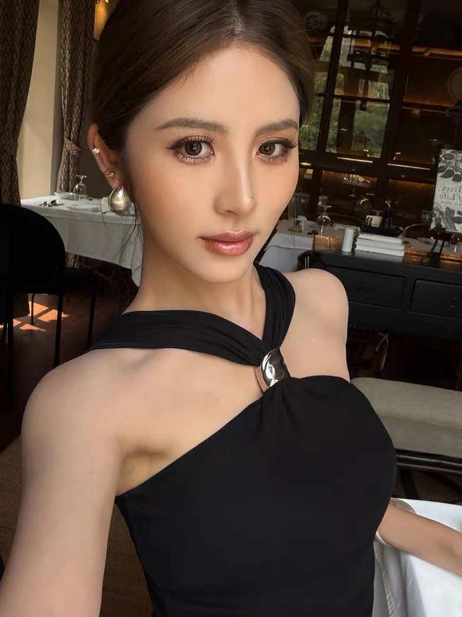 Fatmah Ring-Detail Halter Neck Top