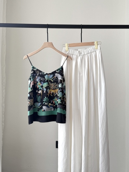 Sheeta Wildlife Graphic Cami Top (Discounted-S size)-The Black Bow-