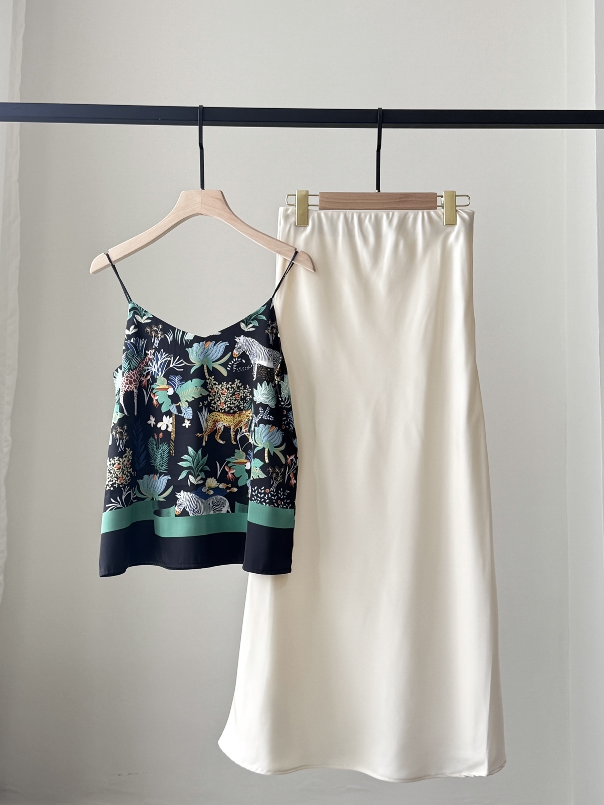 Sheeta Wildlife Graphic Cami Top (Discounted-S size)-The Black Bow-