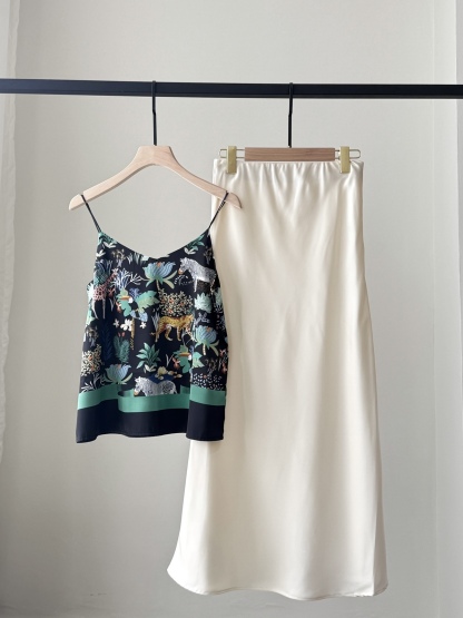 Sheeta Wildlife Graphic Cami Top (Discounted-S size)-The Black Bow-