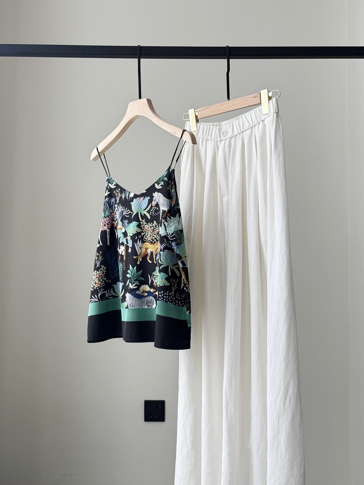 Sheeta Wildlife Graphic Cami Top (Discounted-S size)-The Black Bow-