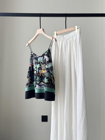 Sheeta Wildlife Graphic Cami Top (Discounted-S size)-The Black Bow-