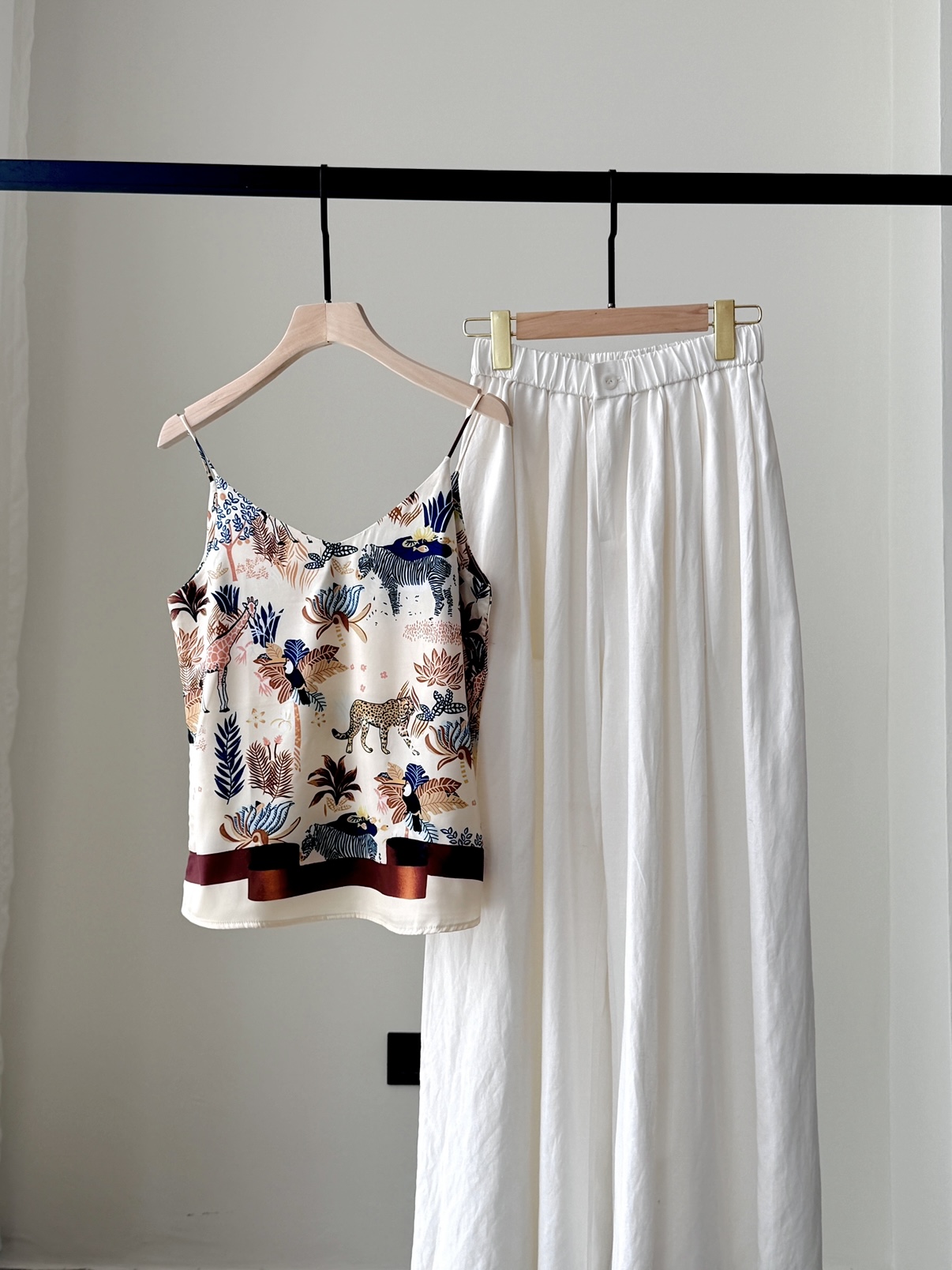Sheeta Wildlife Graphic Cami Top (Discounted-S size)-The Black Bow-