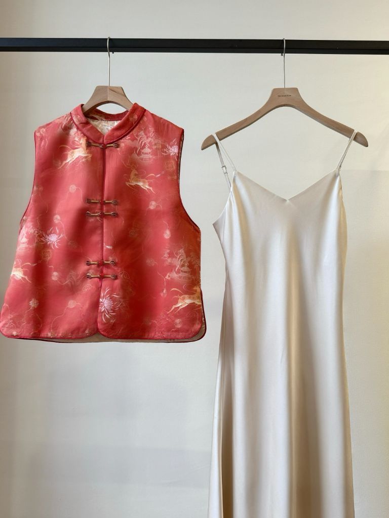 Shuang De Oriental Vest