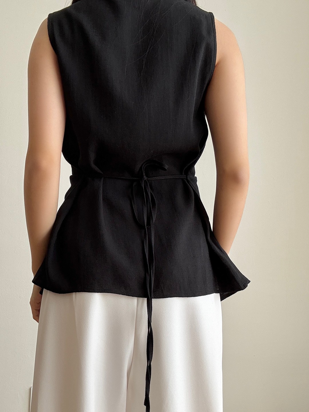 Vyla Twist Front Top