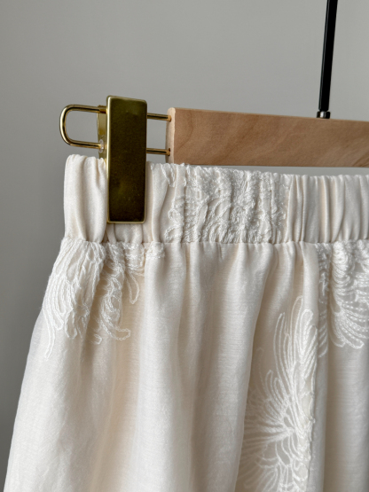 Ding Hua Graceful Embroided Shorts (Discounted-M Size)-The Black Bow-