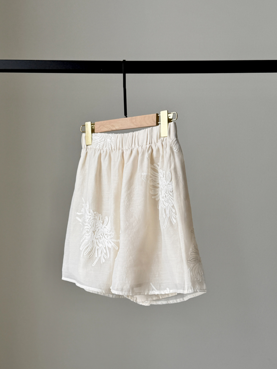 Ding Hua Graceful Embroided Shorts (Discounted-M Size)-The Black Bow-