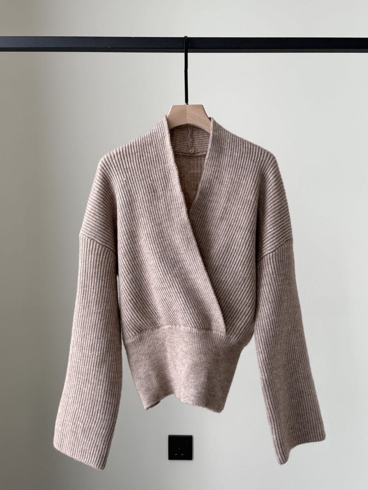 Linlay V-Collar Sweater (Discounted-Free size)-The Black Bow-