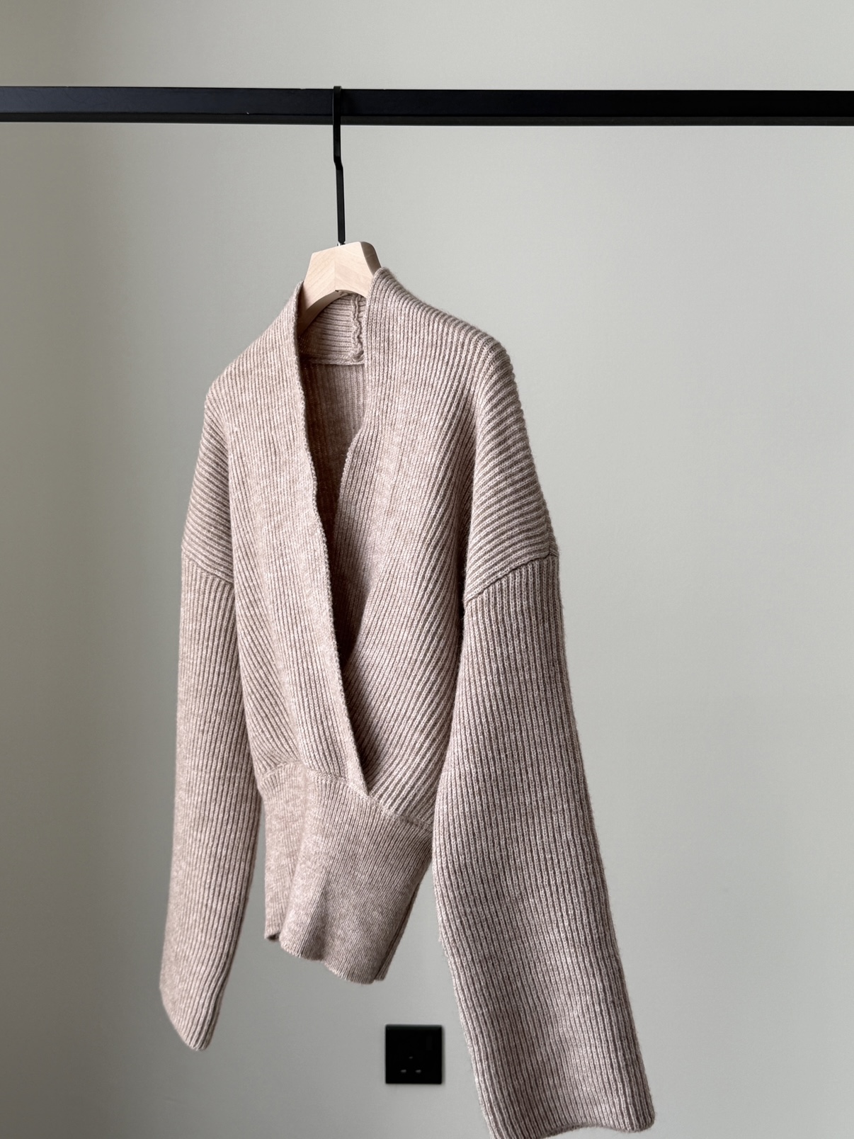 Linlay V-Collar Sweater (Discounted-Free size)-The Black Bow-