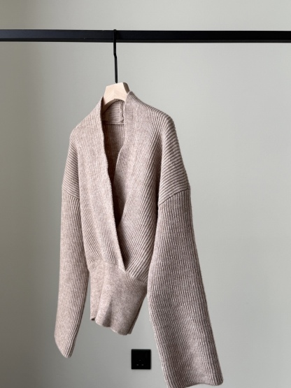 Linlay V-Collar Sweater (Discounted-Free size)-The Black Bow-