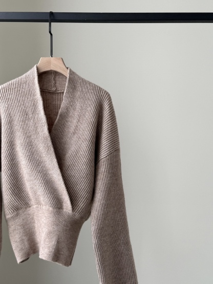 Linlay V-Collar Sweater (Discounted-Free size)-The Black Bow-