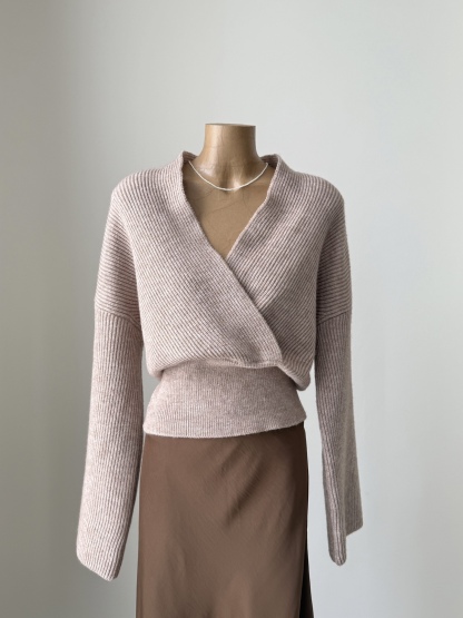 Linlay V-Collar Sweater (Discounted-Free size)-The Black Bow-