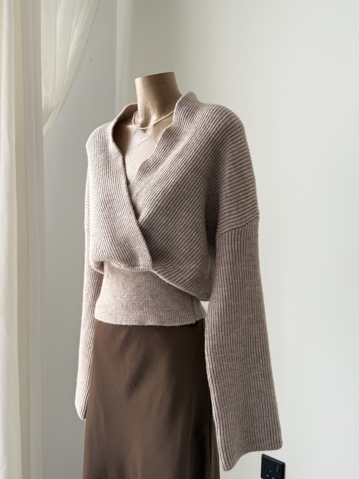 Linlay V-Collar Sweater (Discounted-Free size)-The Black Bow-