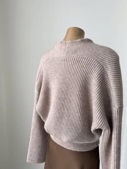 Linlay V-Collar Sweater (Discounted-Free size)-The Black Bow-