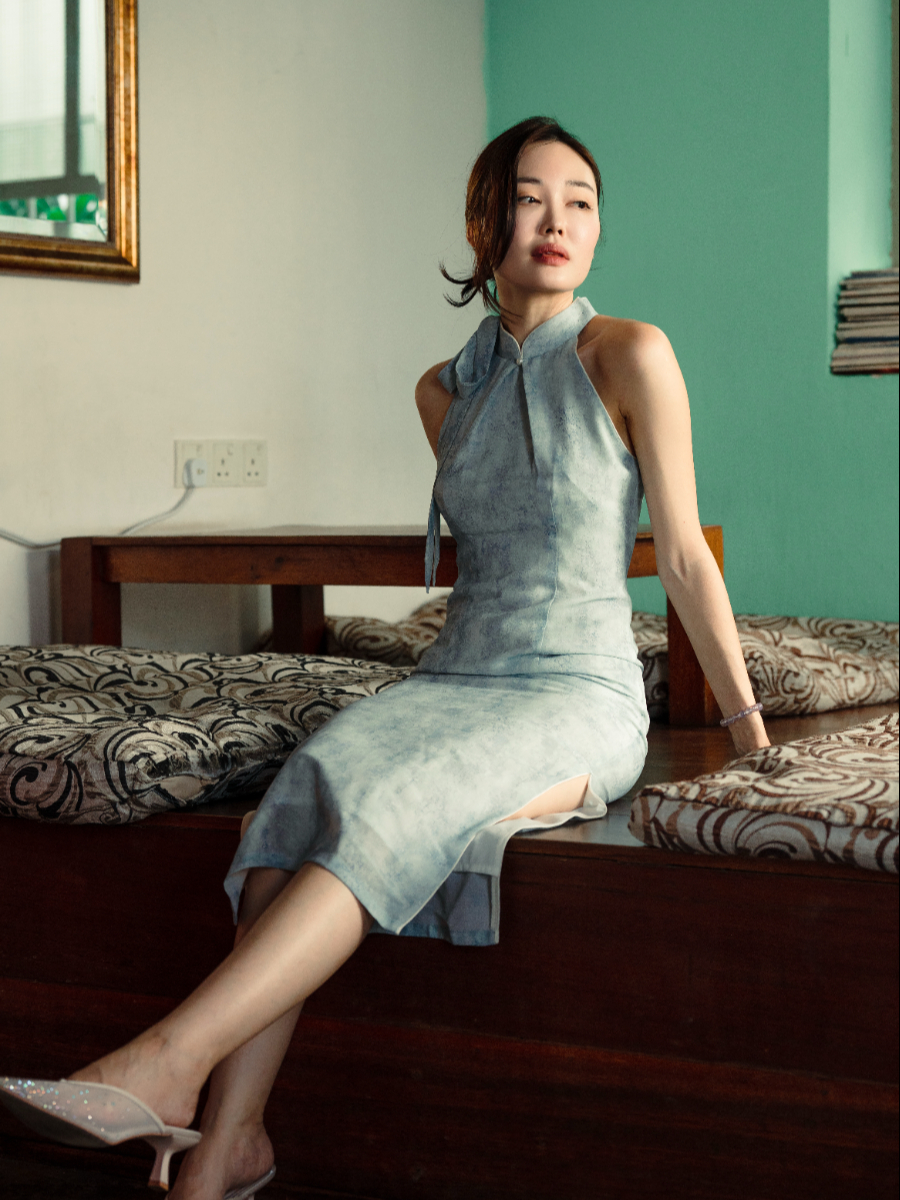 Shuang Han Ribbon Tie Halter Neck Cheongsam