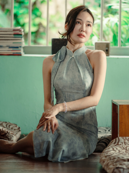 Shuang Han Ribbon Tie Halter Neck Cheongsam