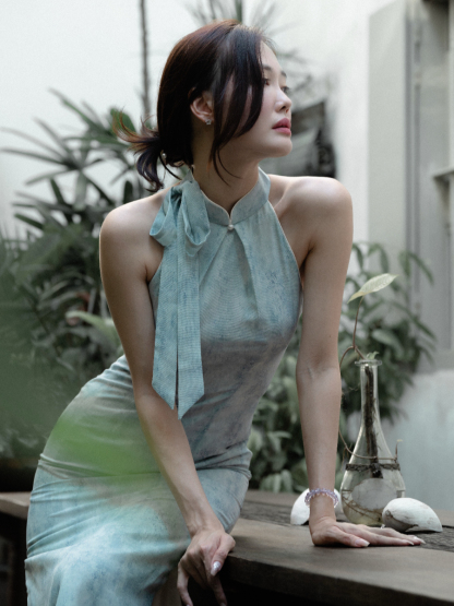 Shuang Han Ribbon Tie Halter Neck Cheongsam