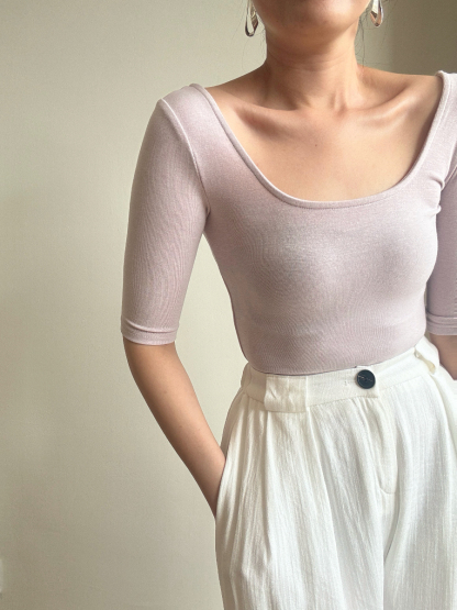 Leng U-Collar Mid Sleeve Top