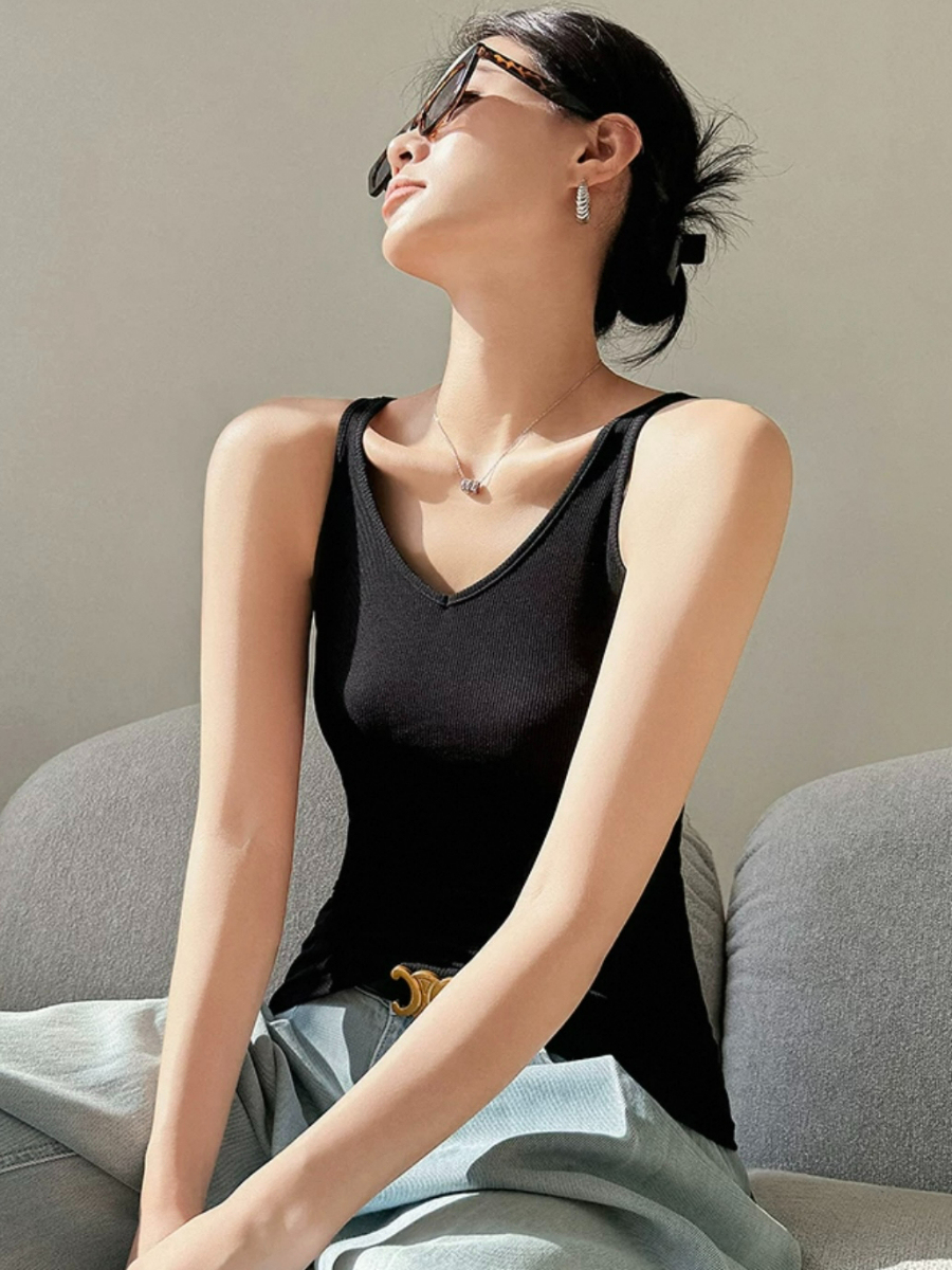 Qadyn V-Neck Knit Top