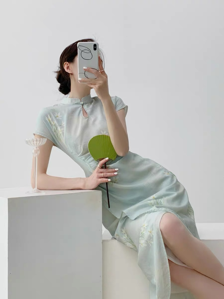 Xi Fan Light Floral Front Slit Cheongsam-The Black Bow-