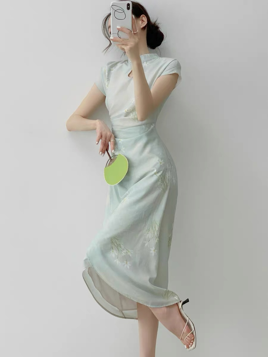 Xi Fan Light Floral Front Slit Cheongsam-The Black Bow-