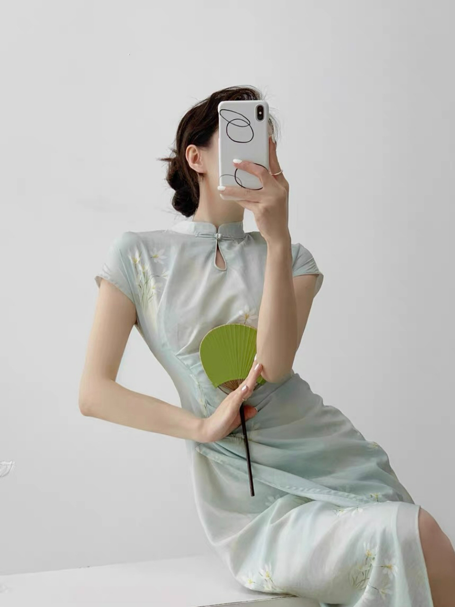 Xi Fan Light Floral Front Slit Cheongsam-The Black Bow-