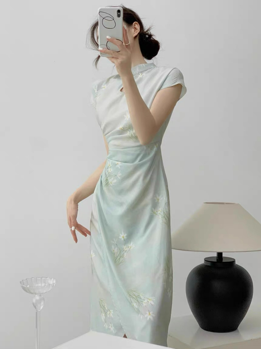 Xi Fan Light Floral Front Slit Cheongsam-The Black Bow-