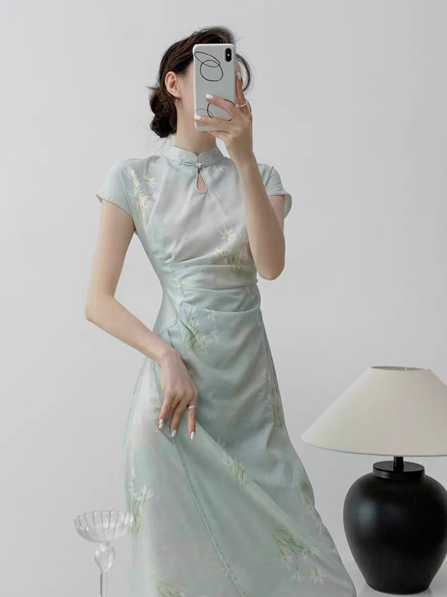 Xi Fan Light Floral Front Slit Cheongsam-The Black Bow-