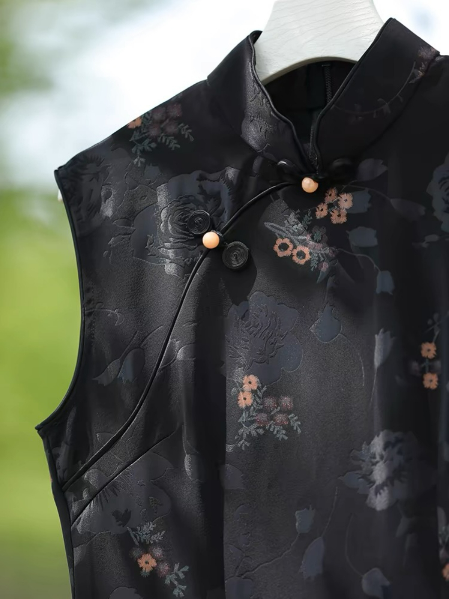 Ya Hua Floral Embossed Cheongsam-The Black Bow-