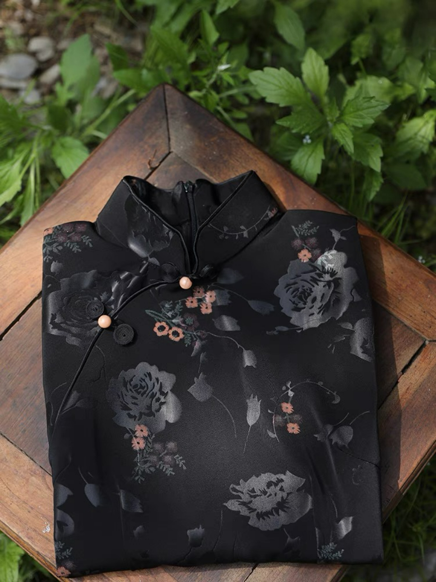 Ya Hua Floral Embossed Cheongsam-The Black Bow-