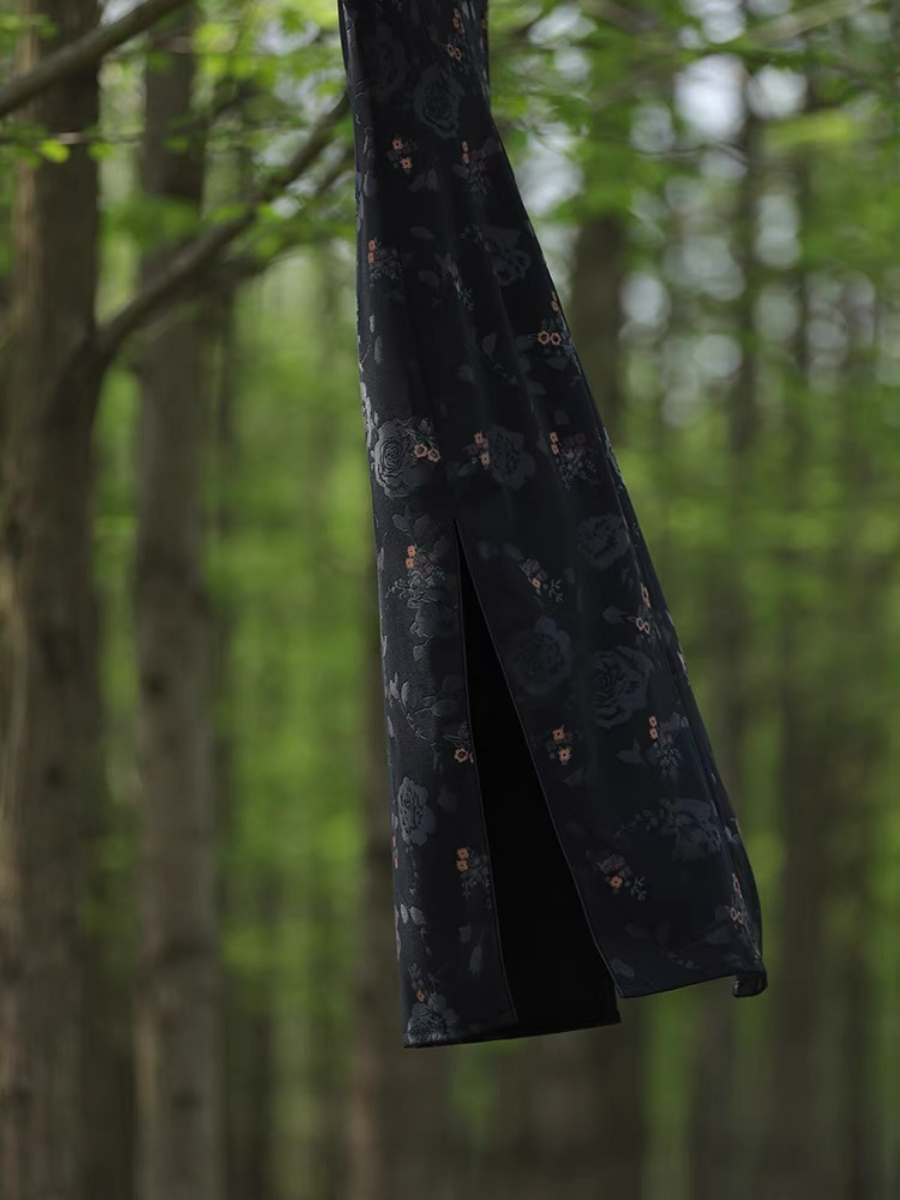 Ya Hua Floral Embossed Cheongsam-The Black Bow-