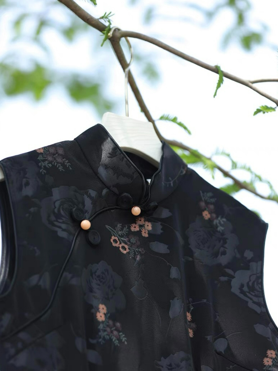 Ya Hua Floral Embossed Cheongsam-The Black Bow-