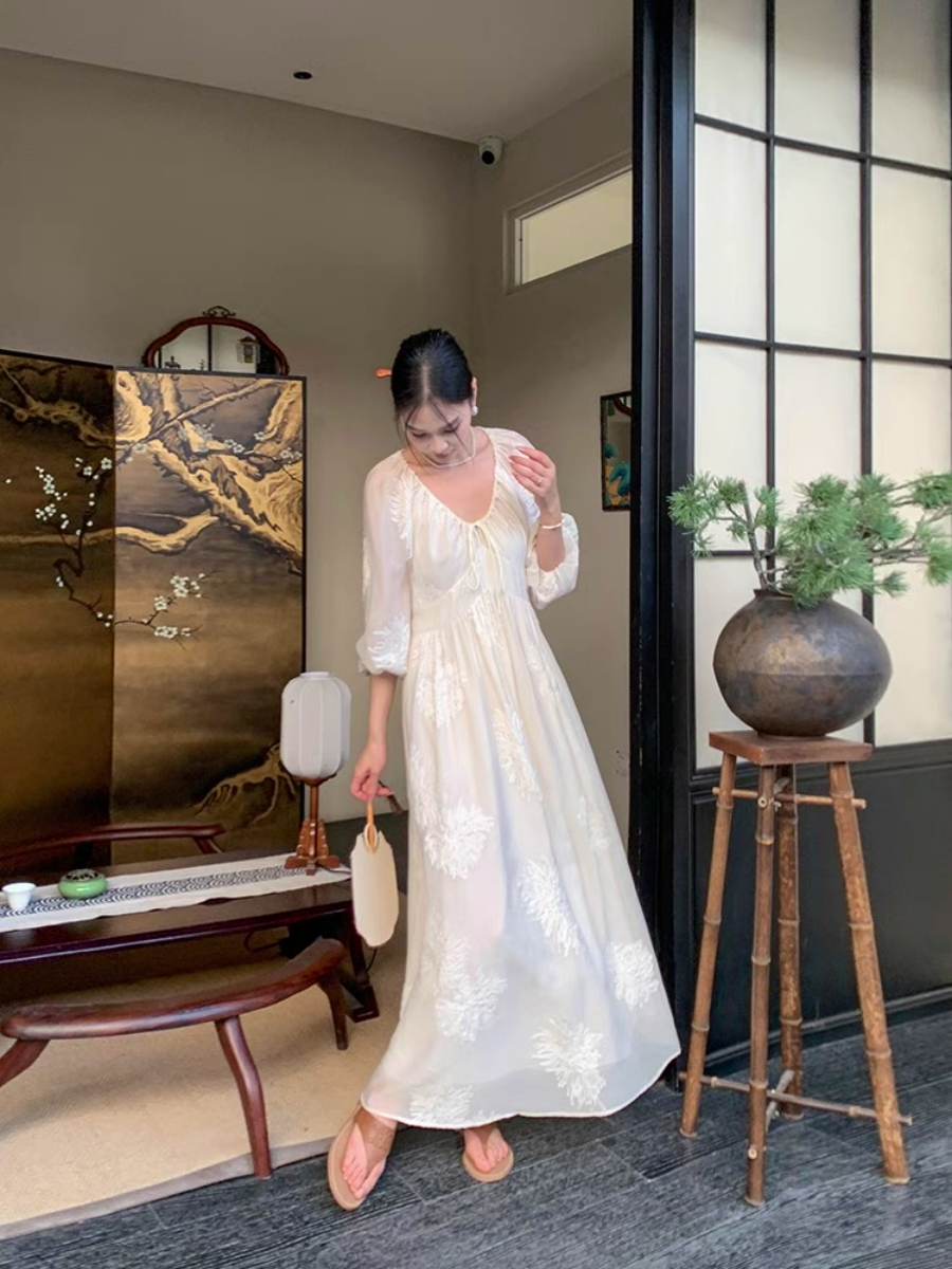 Xin Duo Graceful Embroided Dress