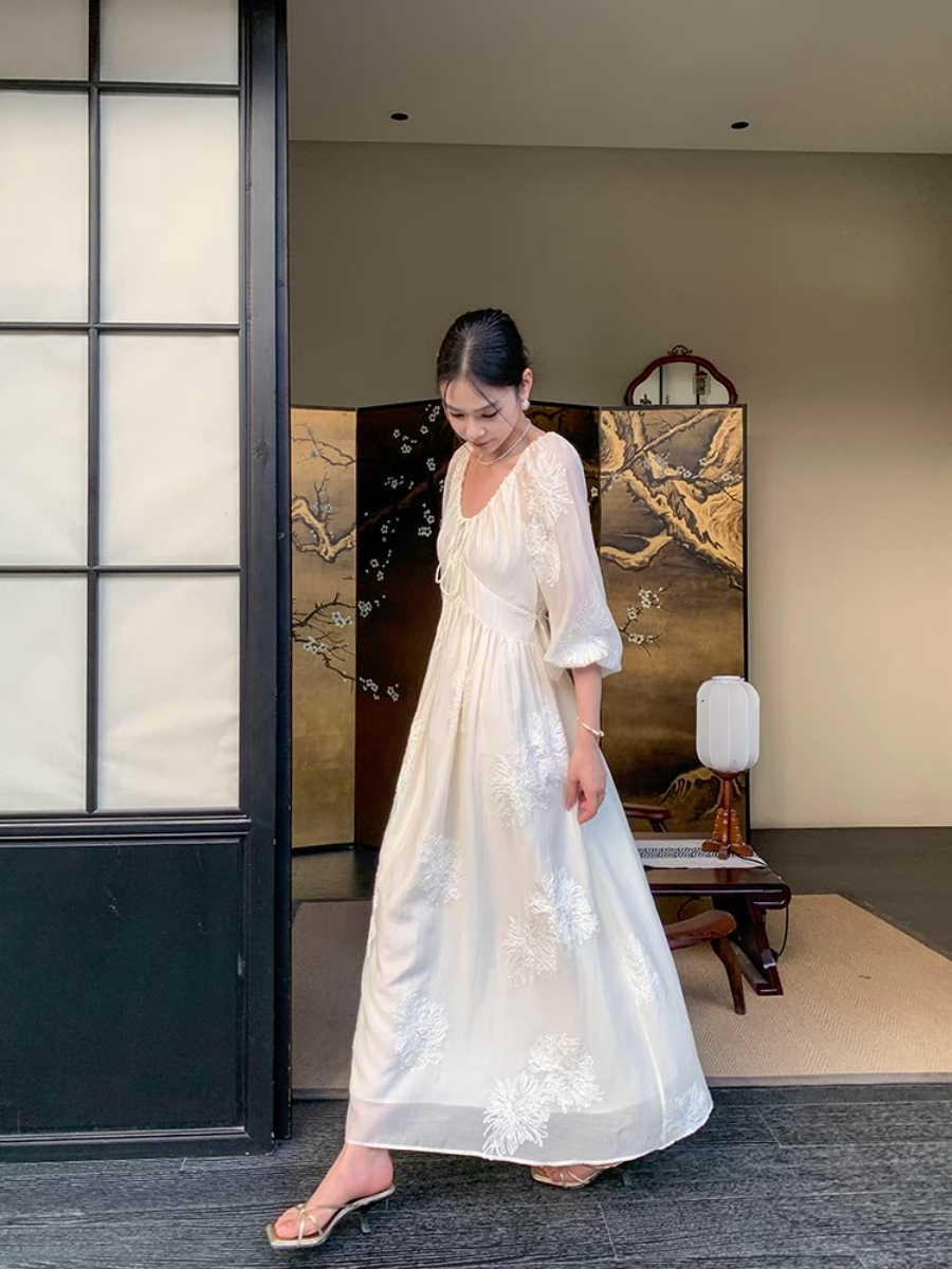 Xin Duo Graceful Embroided Dress