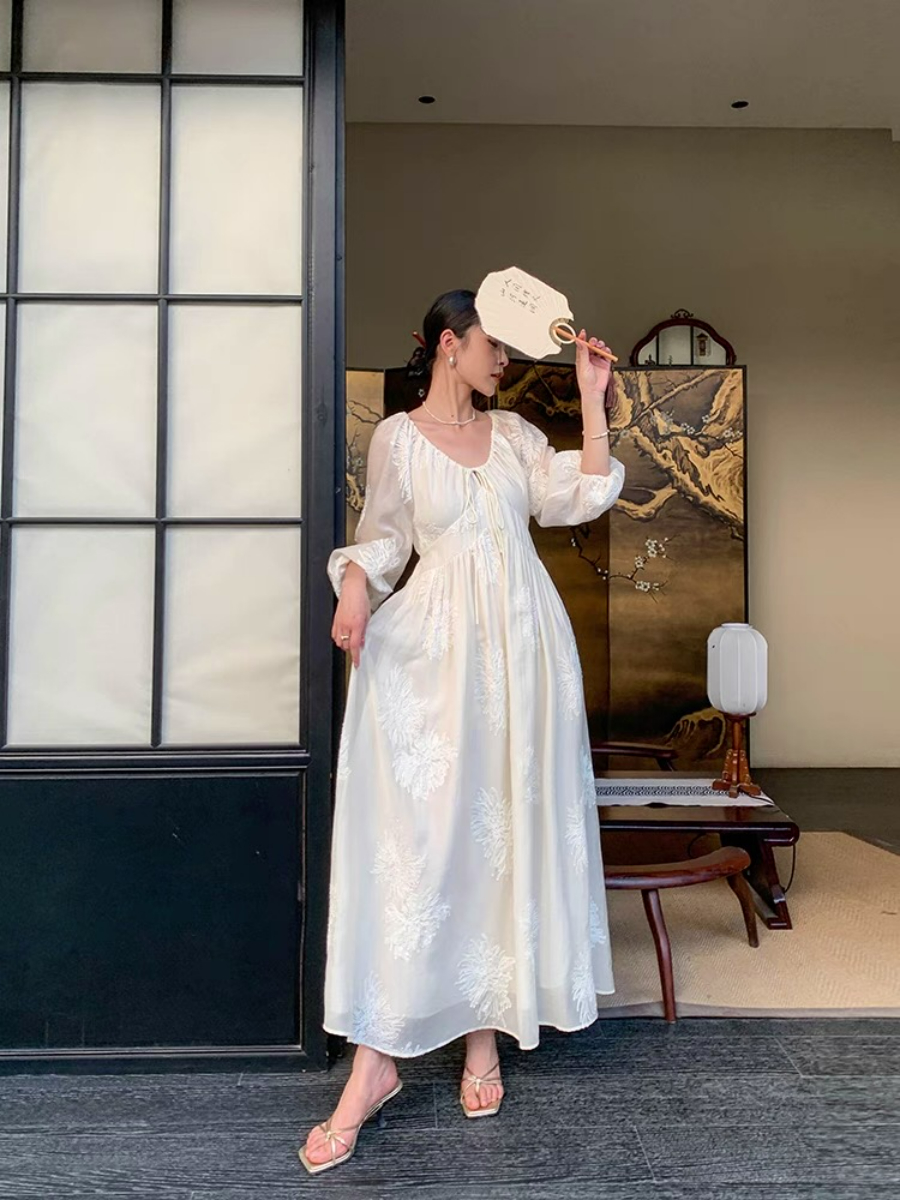 Xin Duo Graceful Embroided Dress